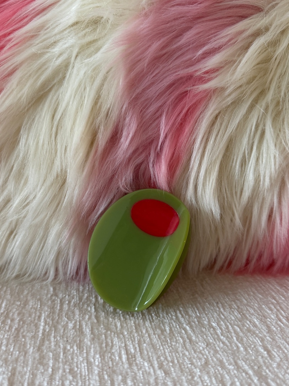 THE PEACH FUZZ JUMBO STUFFED OLIVE CLAW CLIP